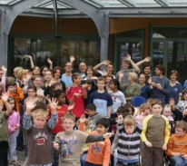 Schüler der LVR Christoph-Schlingensief-Schule vor dem Schulgebäude.